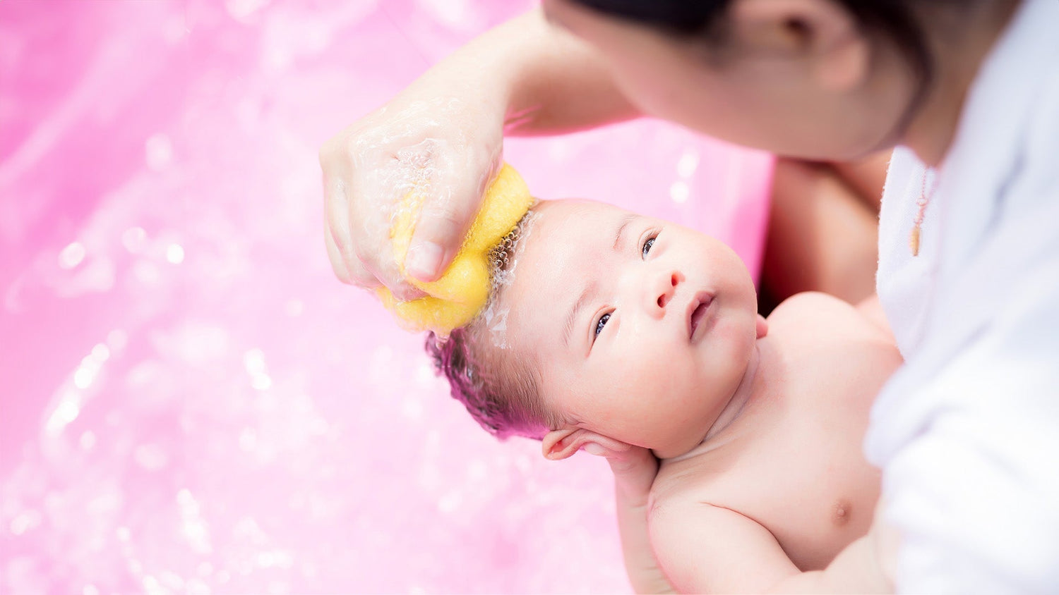 Gentle Sponge Bath to Your Baby